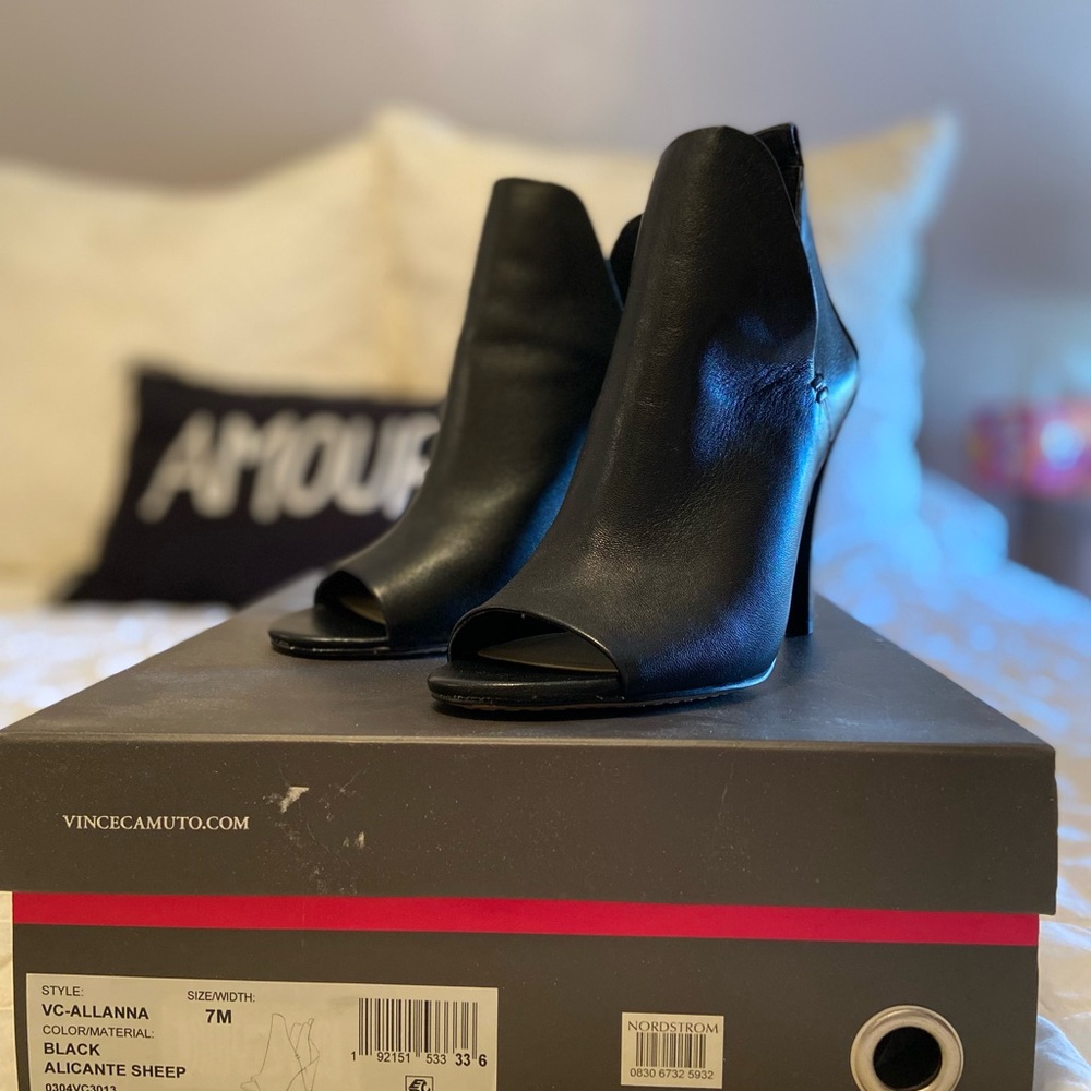 Vince Camuto Allanna Peep Toe Heel Bootie Size 7